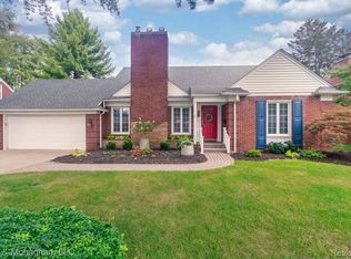 562 Shoreham Rd, Grosse Pointe Woods, MI 48236
