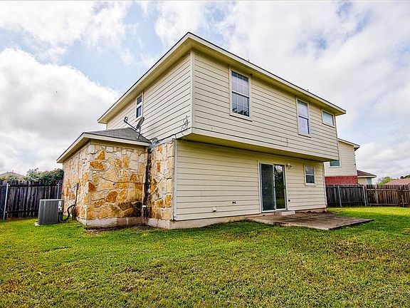 5th image of 704 Honeysuckle Dr
