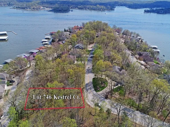 746 Kestrel Ln, Lake Ozark, MO 65049