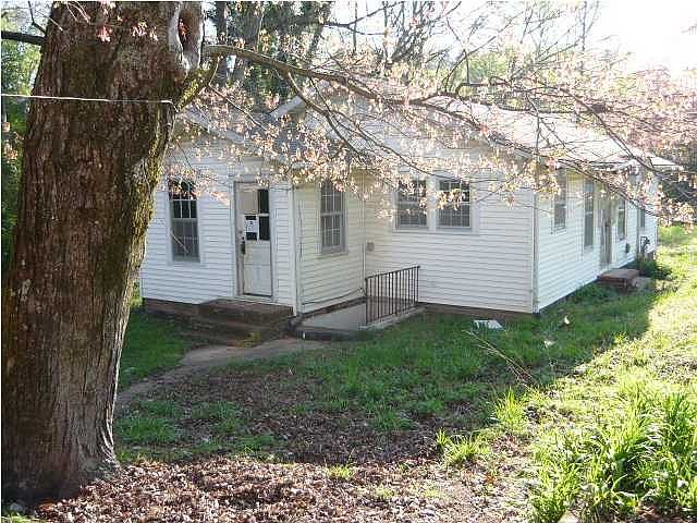 2nd image of 711 Schmitt Rd
