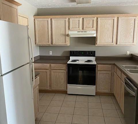 4th image of 815 W Berry St