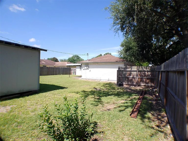 1301 Glenmore Dr — Photo 33