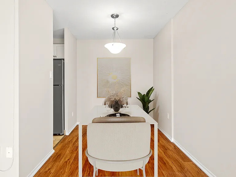 200 Queen Mary Rd — Photo 3