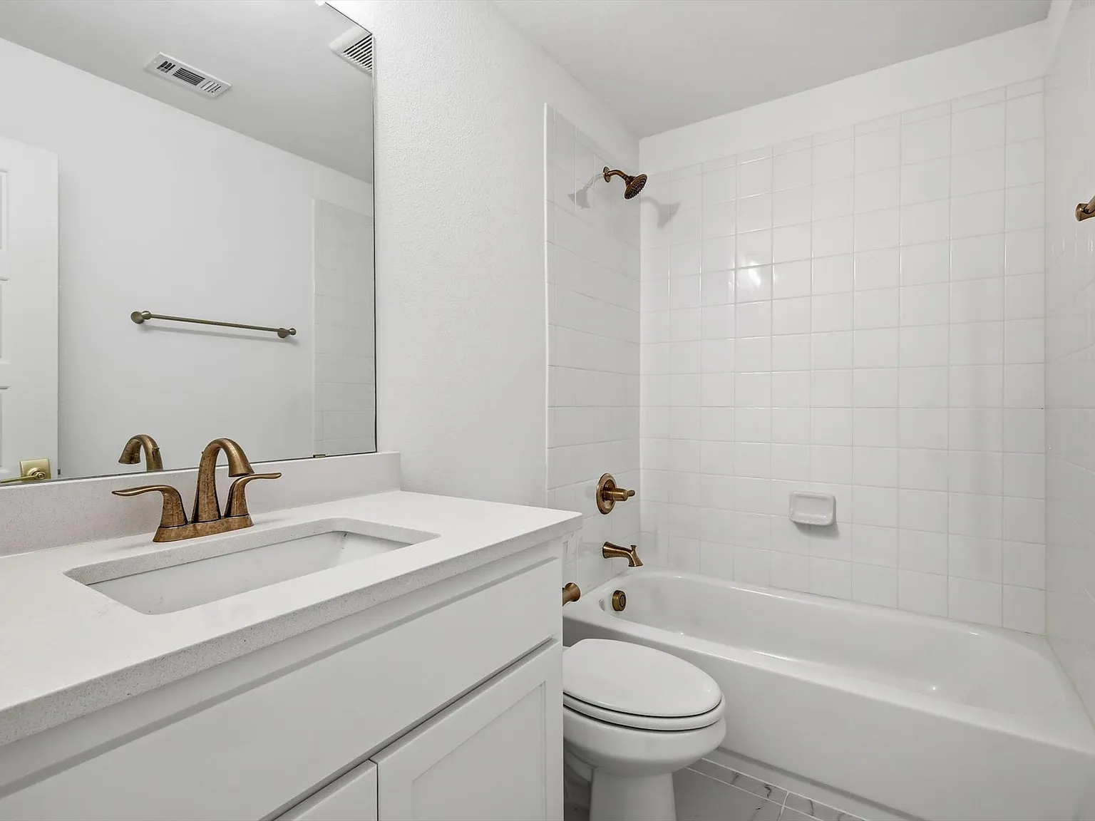 4 bed, 3316 sqft, $4,100 — Photo 4