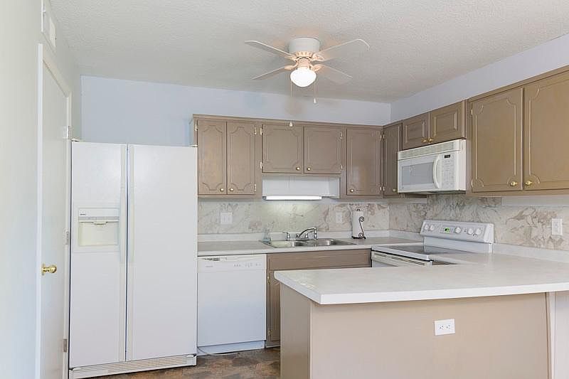 1st image of 1002 Willow Dr APT 14