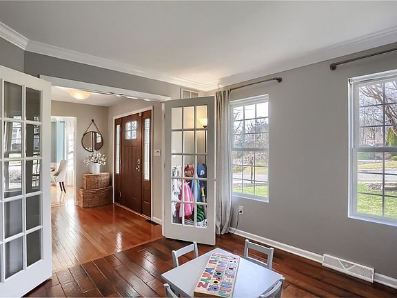 3rd image of 180 Hampshire Dr