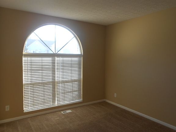 3rd image of 648 Norfolk Sq N