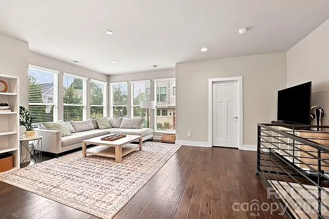 3 bed, 3.5 bath, $3,500 — Photo 4