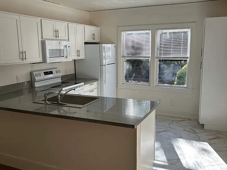 827 33rd St #3 — Photo 4