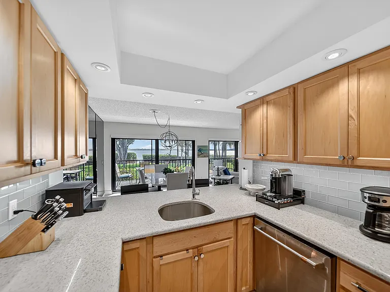 218 NE Edgewater Dr — Photo 23
