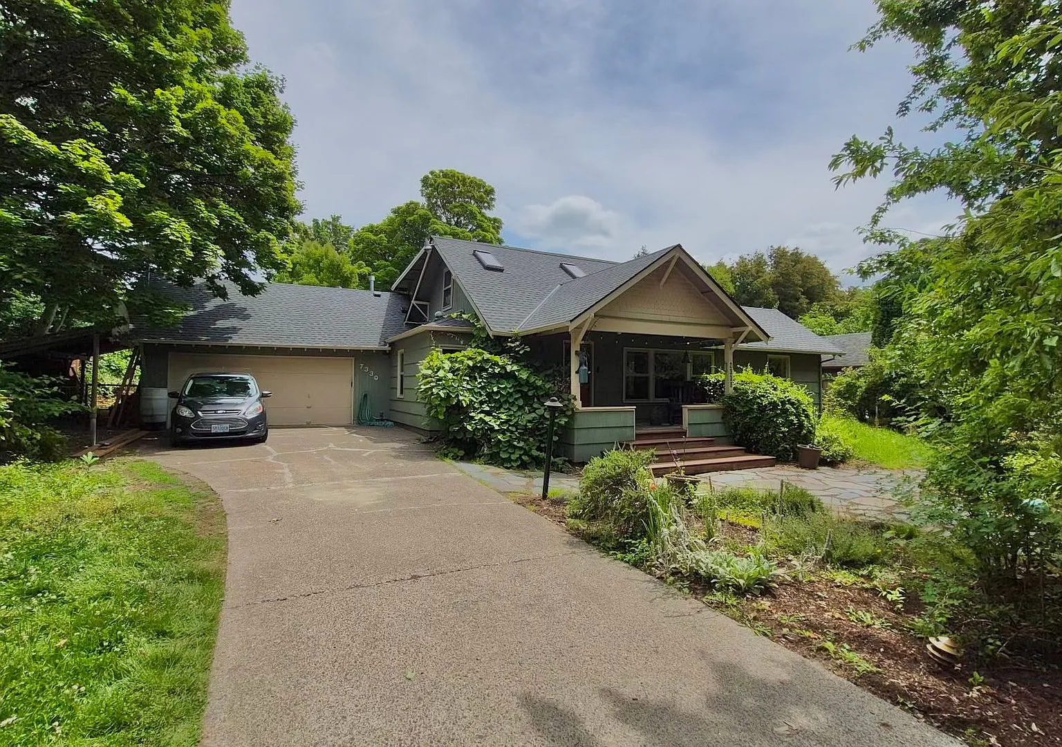 Spacious 3 Bed Southwest Portland Home with a Huge Backyard! — Photo 2