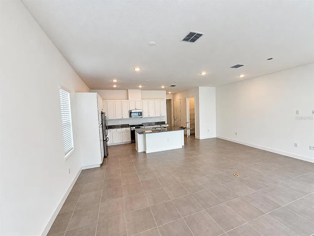 4 bed, 4.0 bath, 2600 sqft, $4,000 — Photo 2