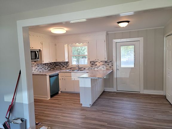 3rd image of 817 Shelbyview Dr