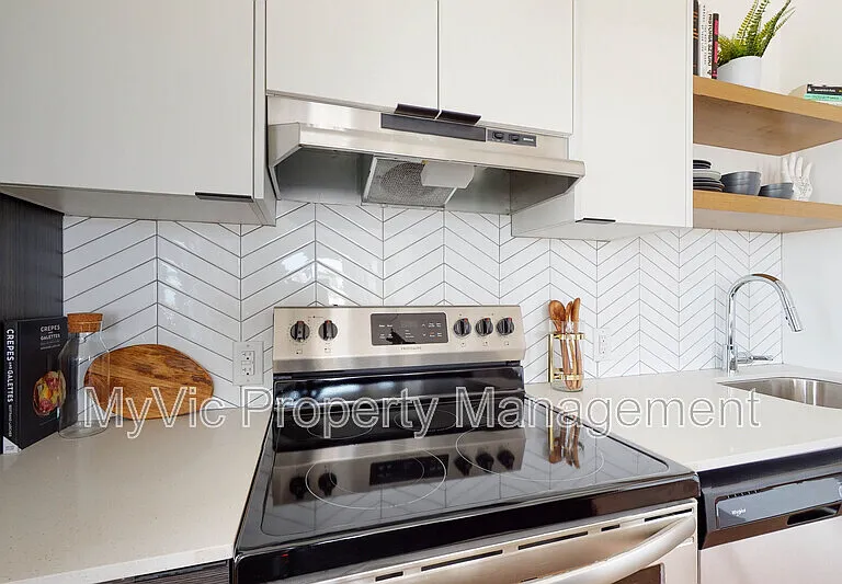 8015 102nd St NW — Photo 3