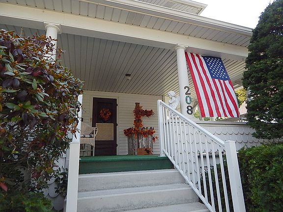 5th image of 208 White St