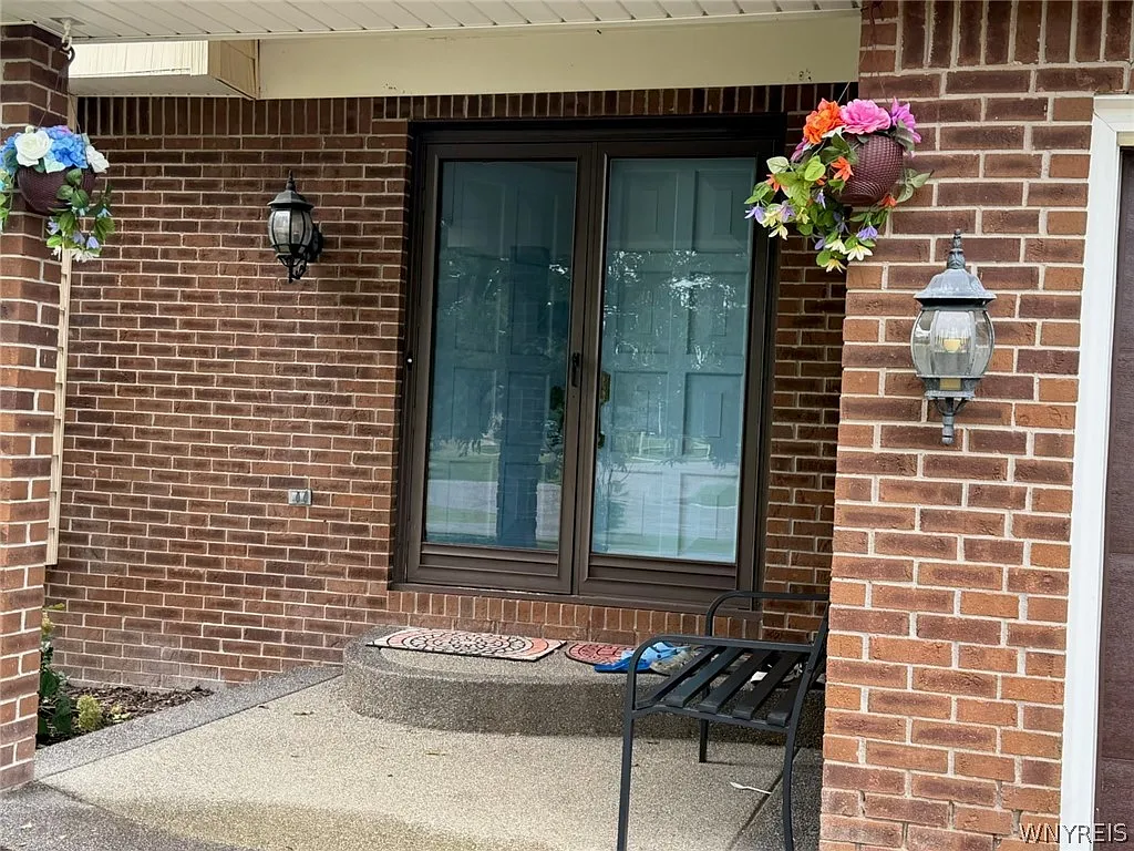 4 bed, 2.5 bath, 2468 sqft, $3,000 — Photo 2