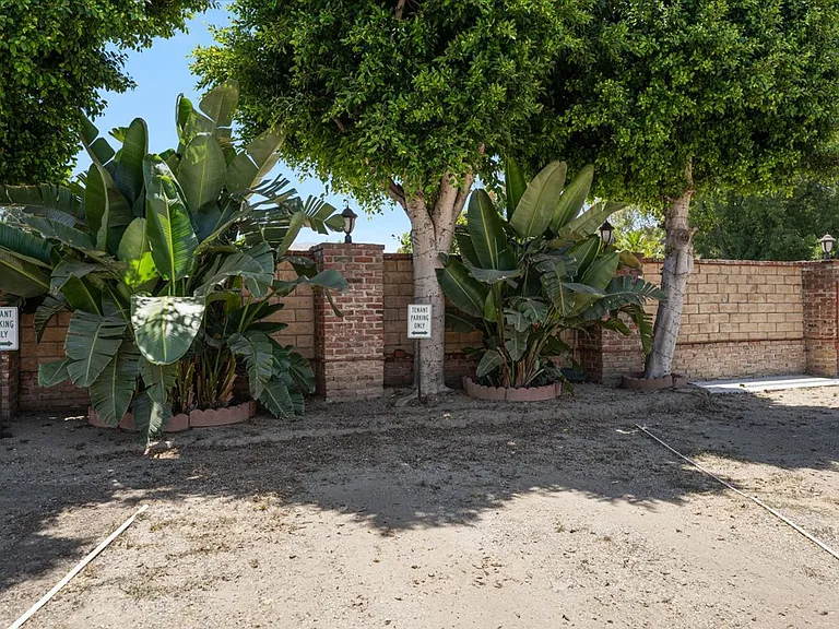 22521 Victory Blvd #B — Photo 16