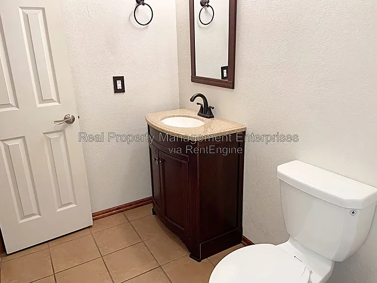 204 W 10th St — Photo 42