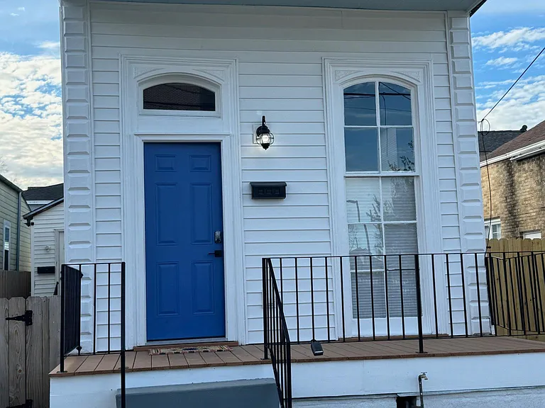 FRONT VIEW OF HOME - PARKING IN FRONT DRIVEWAY