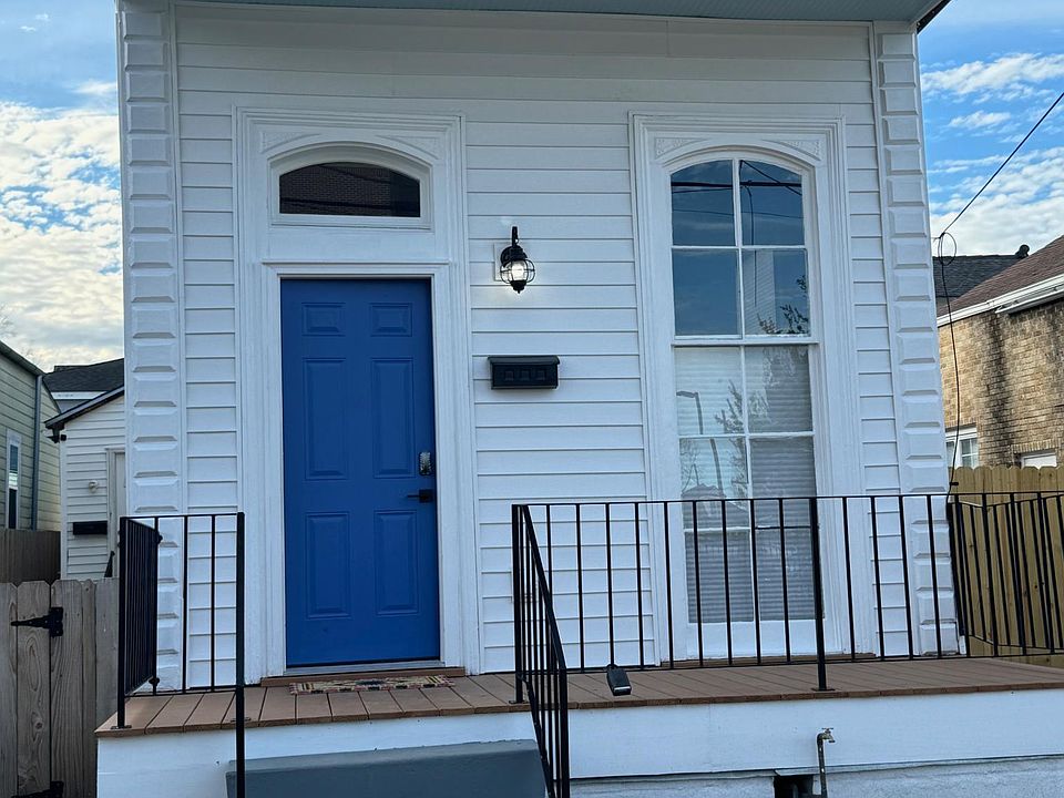 FRONT VIEW OF HOME - PARKING IN FRONT DRIVEWAY