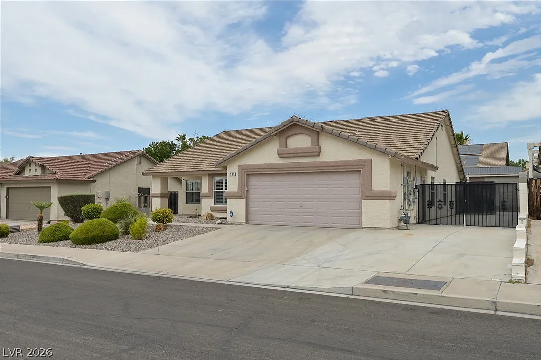 3 bed, 2.0 bath, 1816 sqft, $2,450 — Photo 3