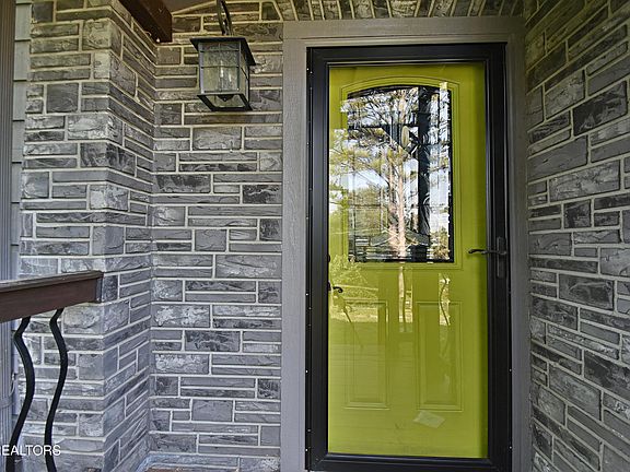 5th image of 309 Perry Ln