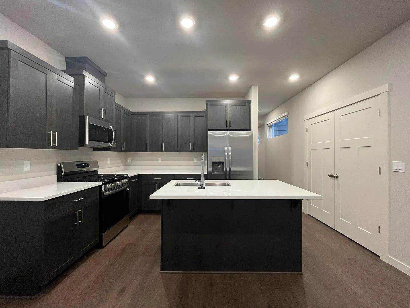 Exceptional 3-Bedroom Modern Home with Island Kitchen, Spacious Living, and Attached Garage — Photo 4