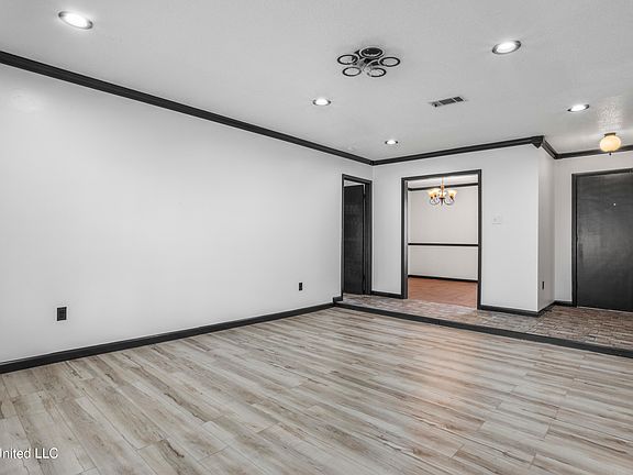 5th image of 2512 Holiday Dr