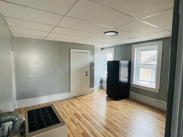 202 E Main St #3 — Photo 1
