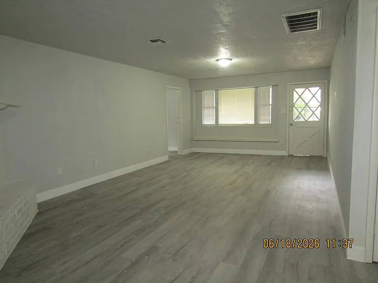 1202 NW Lake Ave — Photo 3