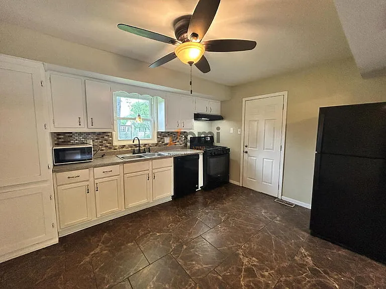 385 Briarwood Dr — Photo 2