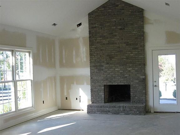 3rd image of 109 Sugartree Ln