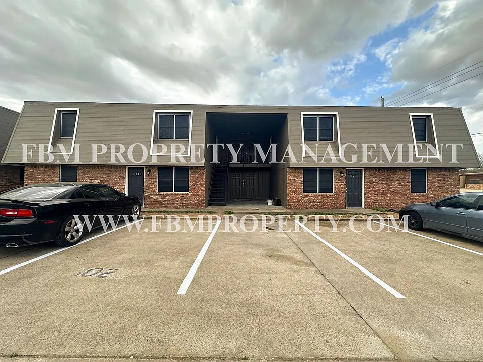 825 Tehuacana Dr #404