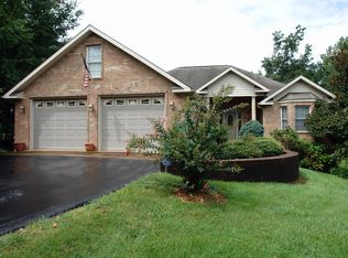 1127 E Deer Creek Dr, Crossville, TN 38571