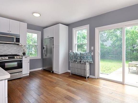 4th image of 194 Caroll St