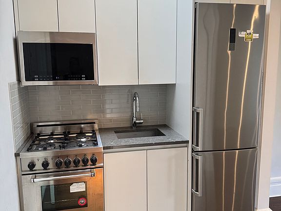 3rd image of 304 W 106th St #5R