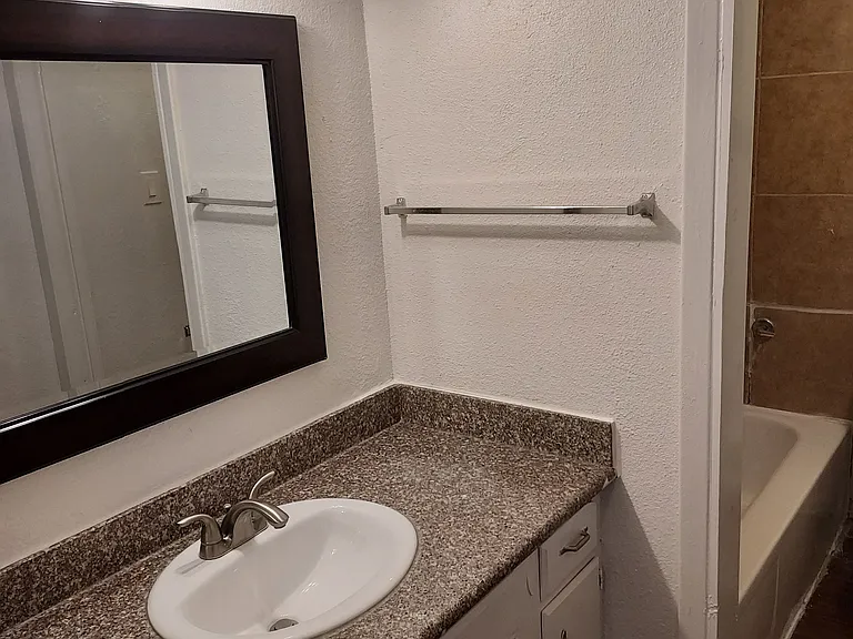 Marbach Manor Apartments — Photo 17
