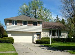 89 Ponderosa Dr, Williamsville, NY 14221