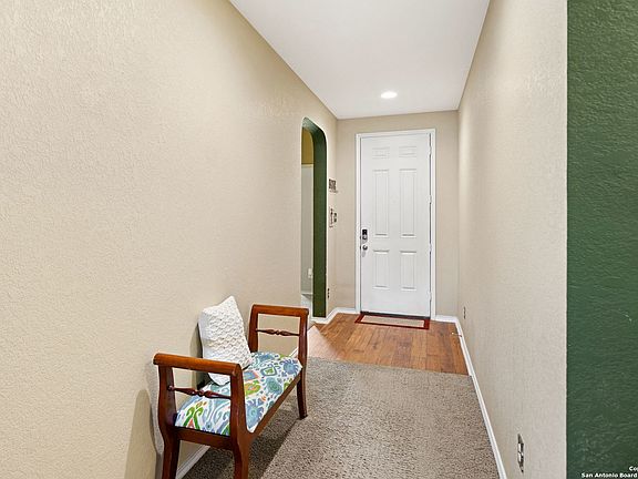 3rd image of 204 GATEWOOD CLIFF