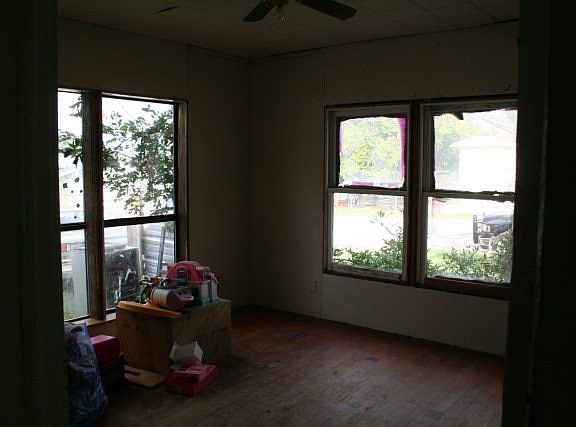 4th image of 1011 E Brown St