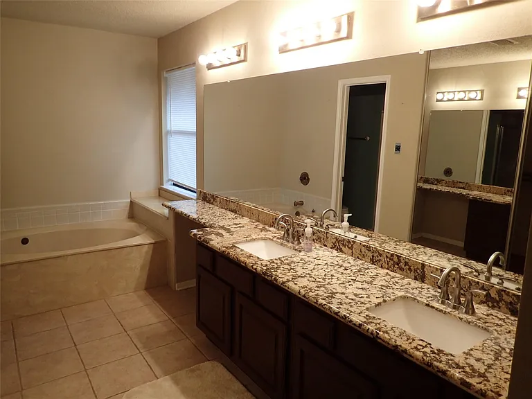 2130 Greencove Ln — Photo 9