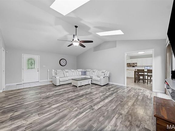 3rd image of 427 Timber Dr