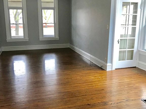3rd image of 310 N La Grange Rd #1