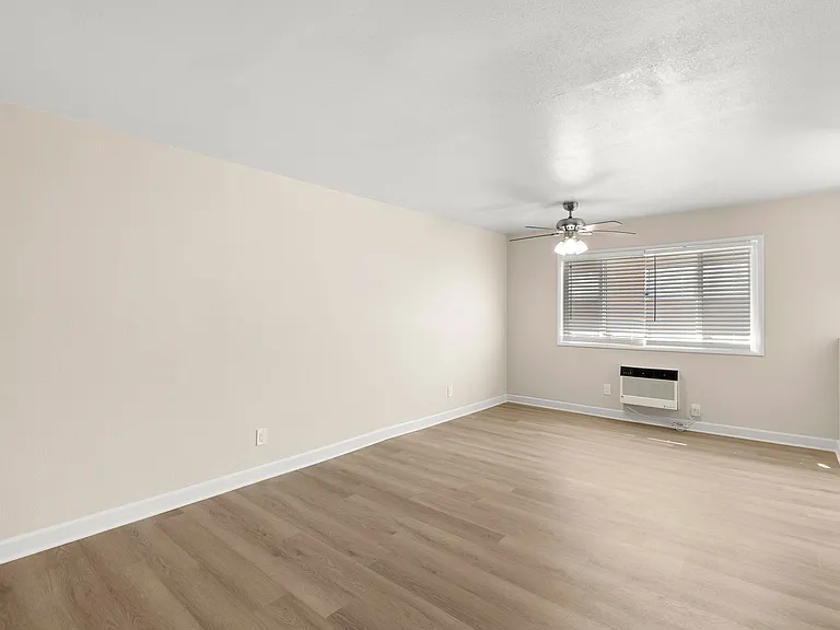 Melrose Manor Apartments - Riverside, CA — Photo 18