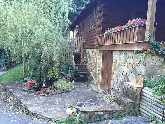 4th image of 1209 Hippy Hollow Road