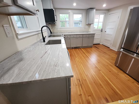 4th image of 20 Hicksville Road