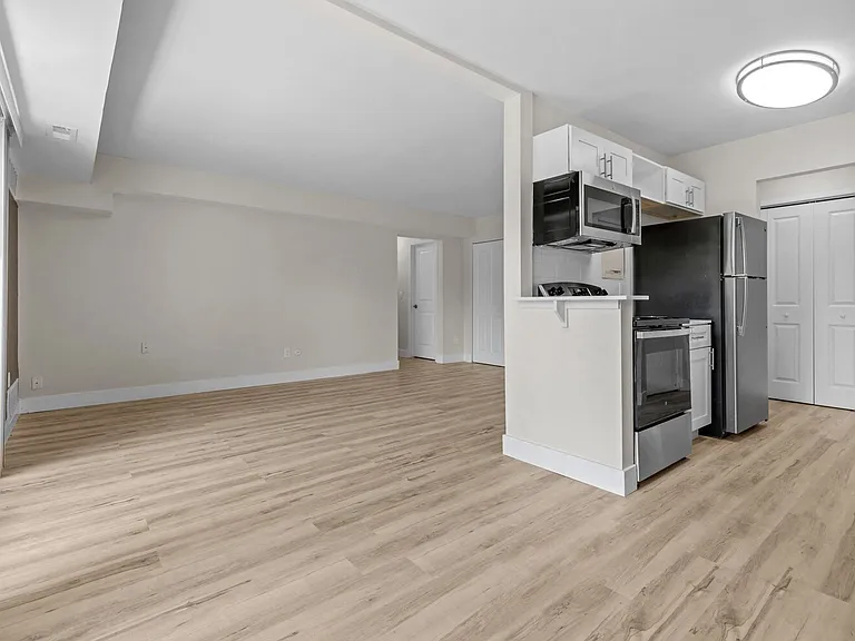 Sunnymede Apartments - Troy, MI — Photo 10