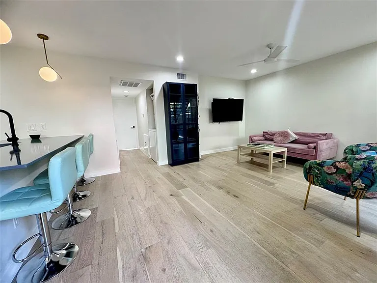 400 E 30th St #101 — Photo 13