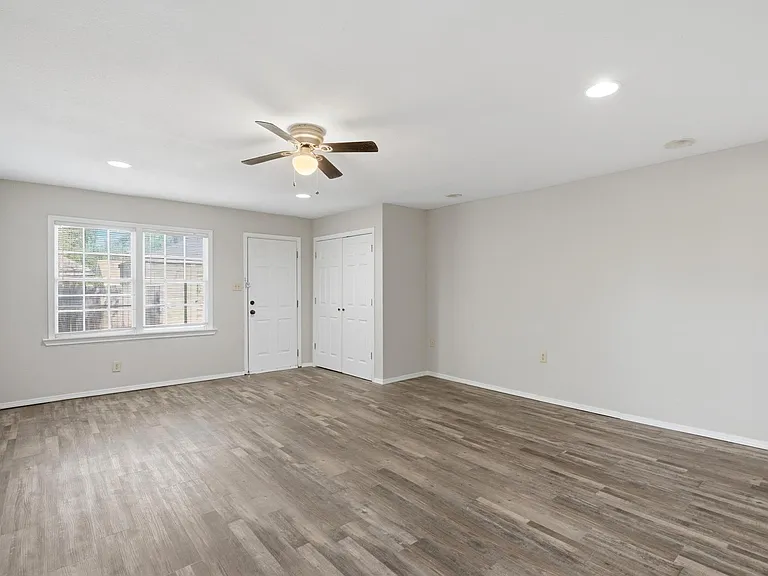 1041 Albany St — Photo 27