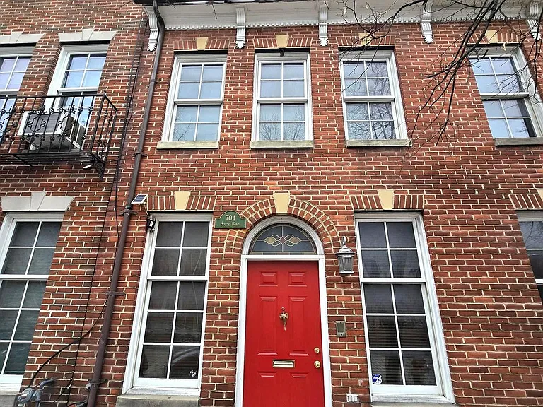 704 S Bond St — Photo 1